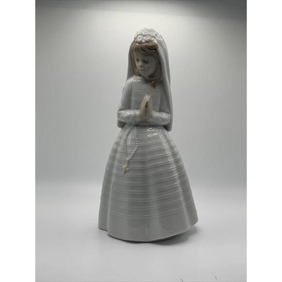 NAO Lladro Figurine, Girl Praying First Communion Beautiful Retired Statue - Picture 5 of 6